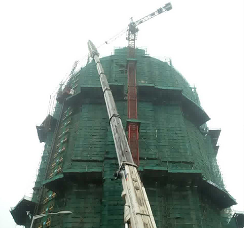 营口吊车在工地上作业